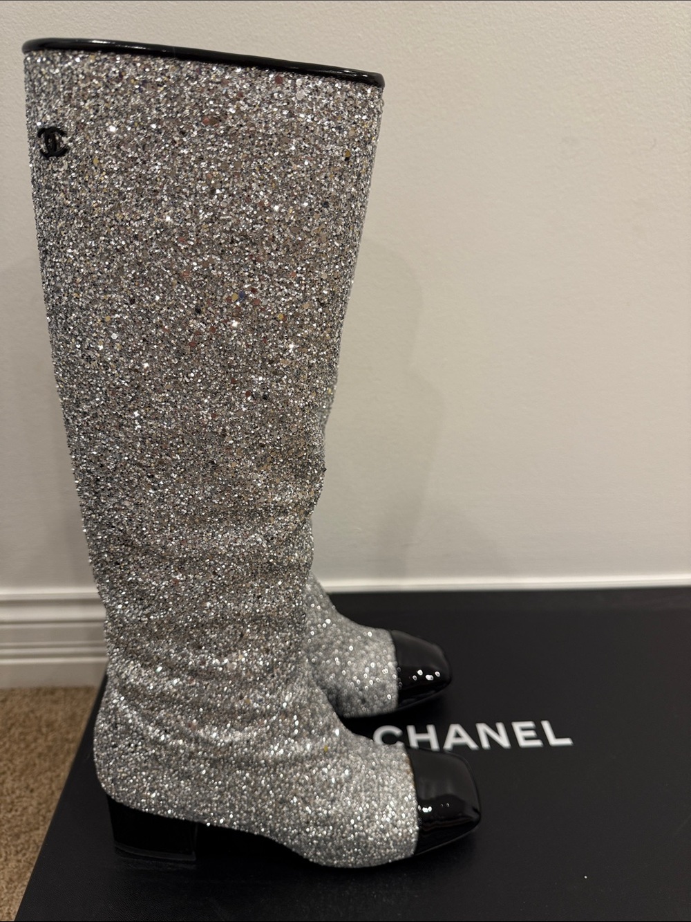 Chanel Silver Glitter Knee High Boots
Paris Fashion Week Iconic Runway 37.5 - Picture 8 of 17